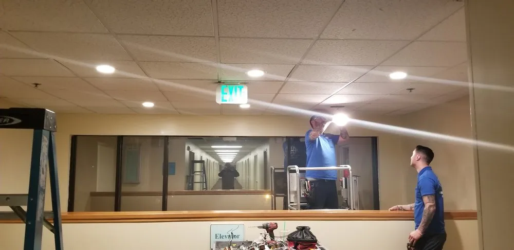 Licensed electrician providing emergency electrical service in , 