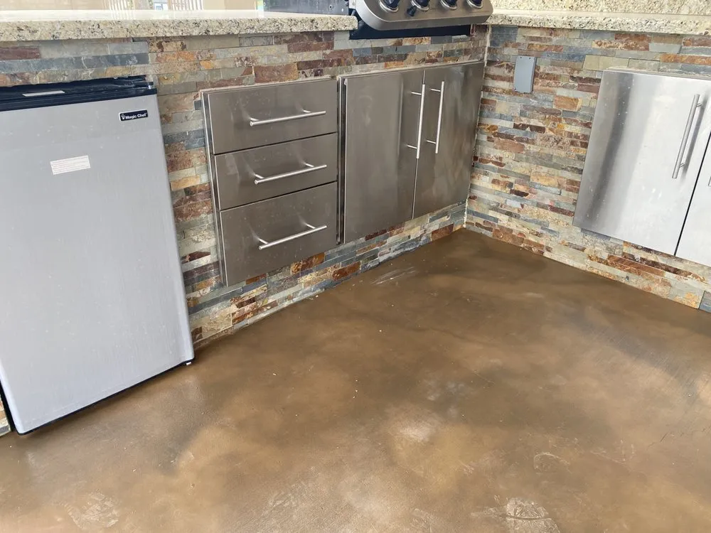 Certified electrician providing electrical repair in , 