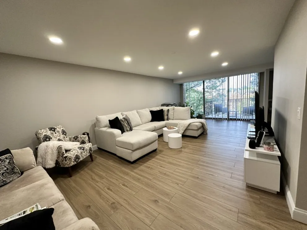 Licensed electrician providing electrical repair in , 