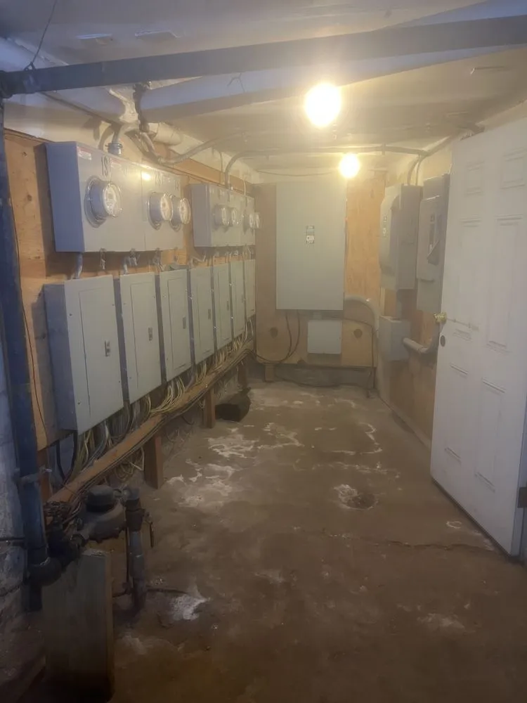 Licensed electrician providing circuit breaker repair in , 