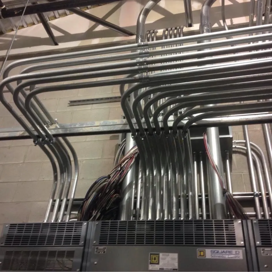 Emergency electrician providing electrical repair in , 