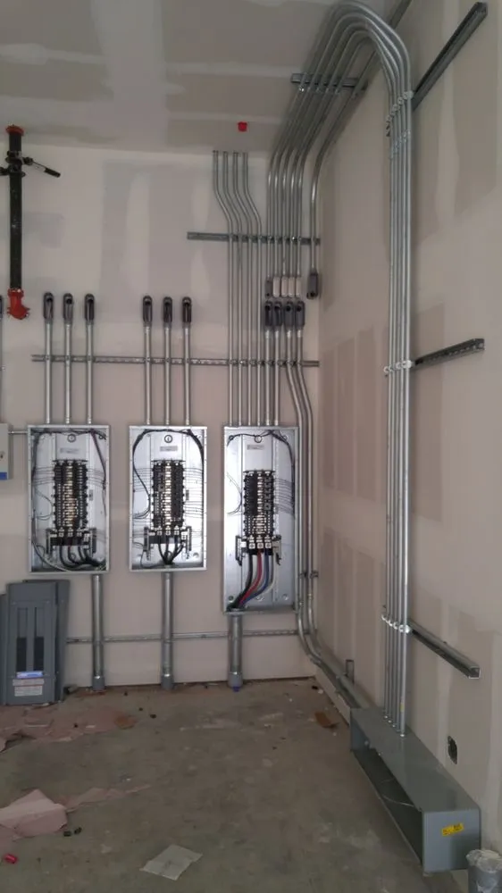 Certified electrician providing circuit breaker repair in , 