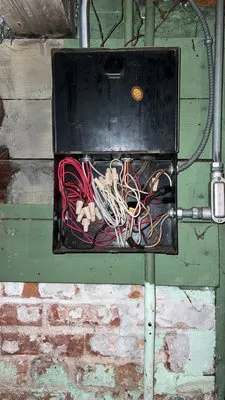 Hernandez F Electrical Logo