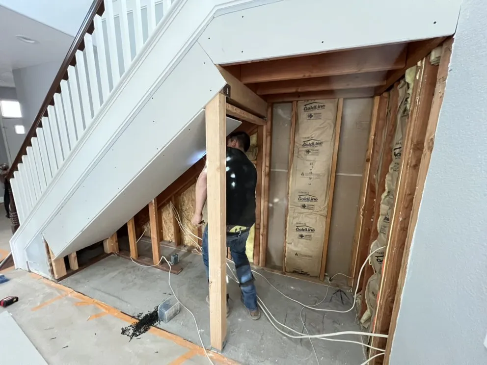 Licensed outlet and switch repair service in ,  - Hi-Grade Construction