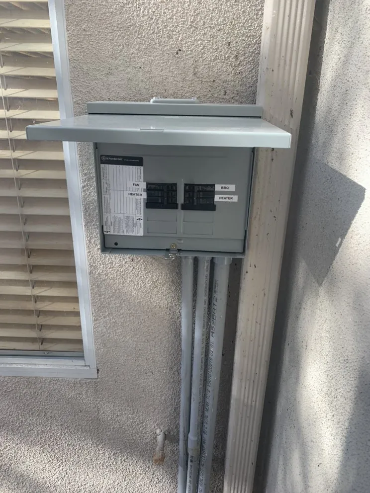 Emergency electrician providing circuit breaker repair in , 