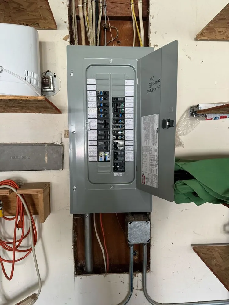 Licensed electrician providing electrical repair in , 