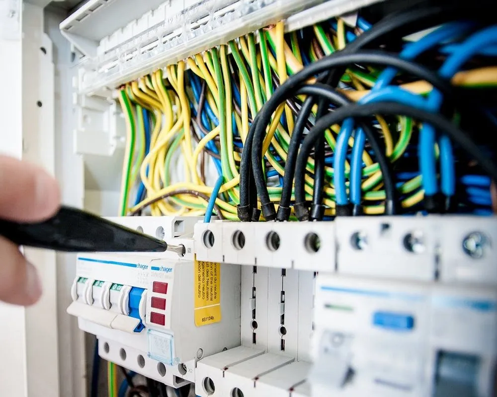 Affordable electrician providing emergency electrical service in ,