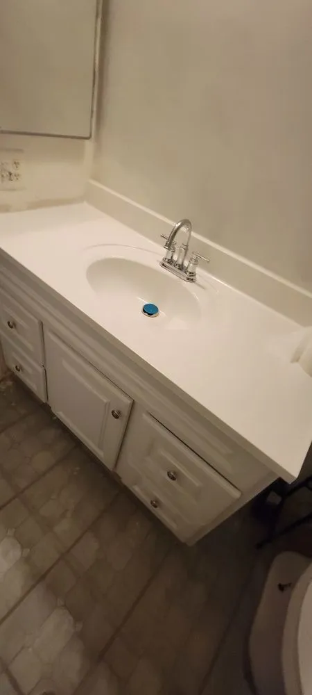 Licensed electrician providing circuit breaker repair in , 