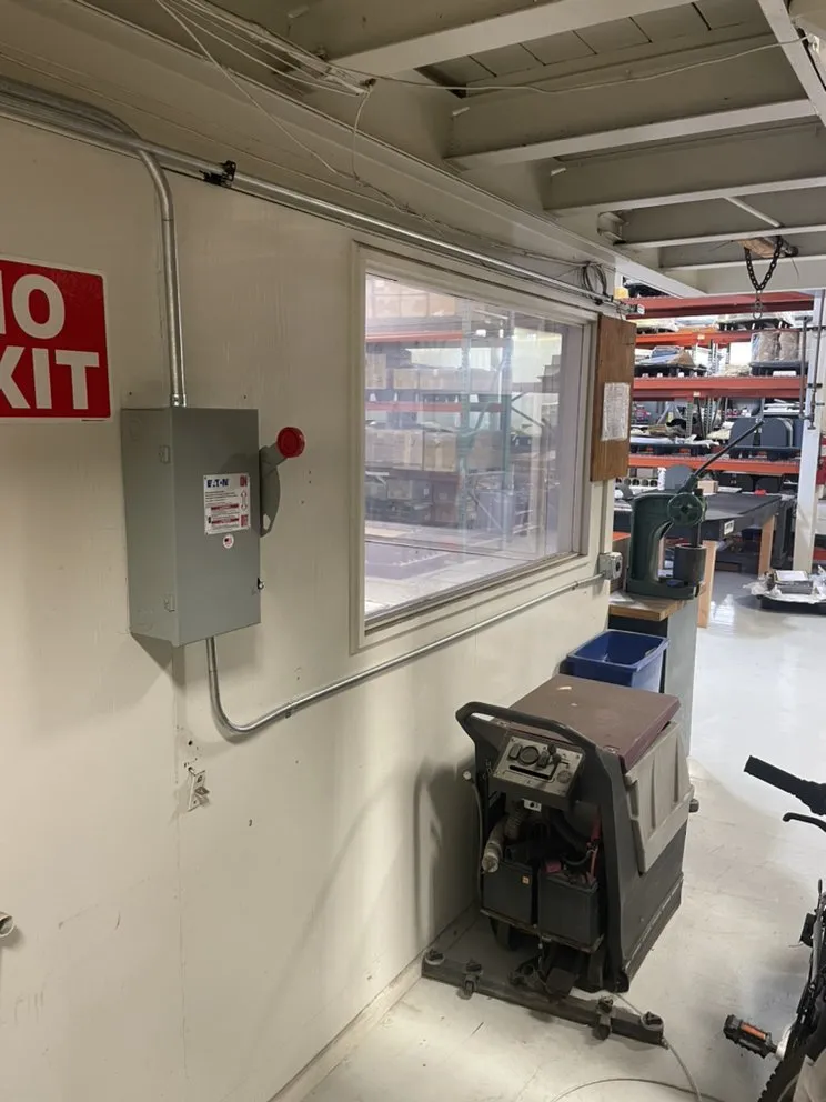 Emergency electrician providing emergency electrical service in , 