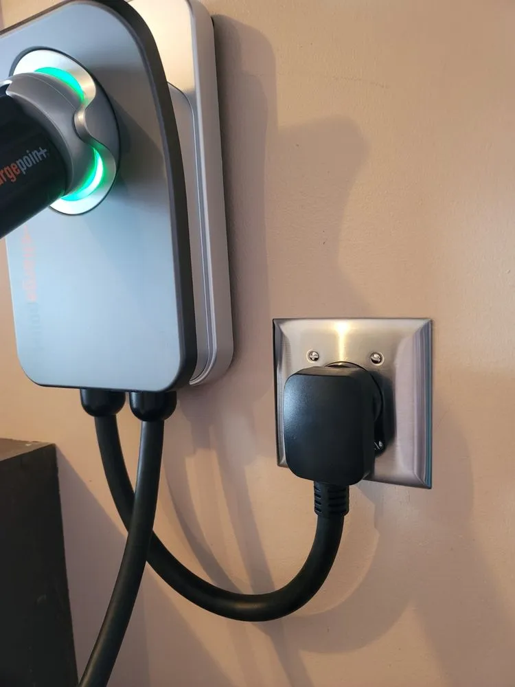 Licensed electrician providing emergency electrical service in , 