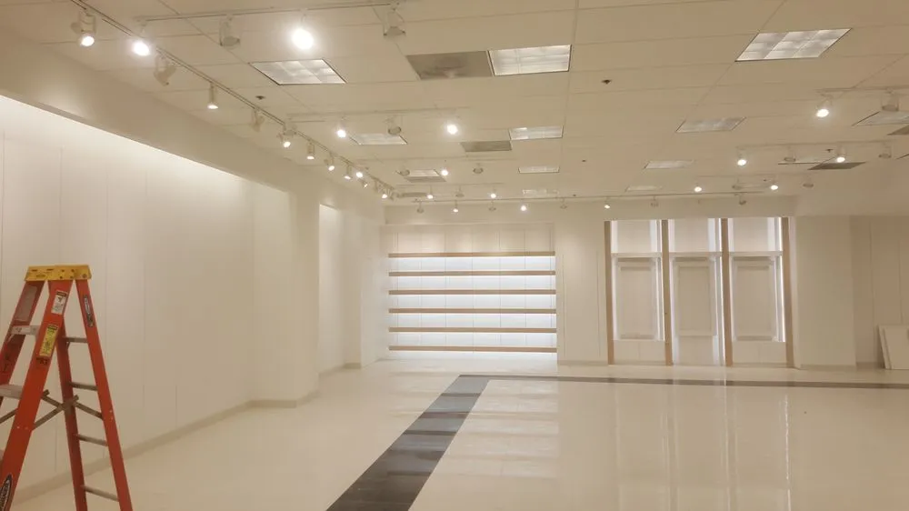 Certified electrician providing emergency electrical service in , 