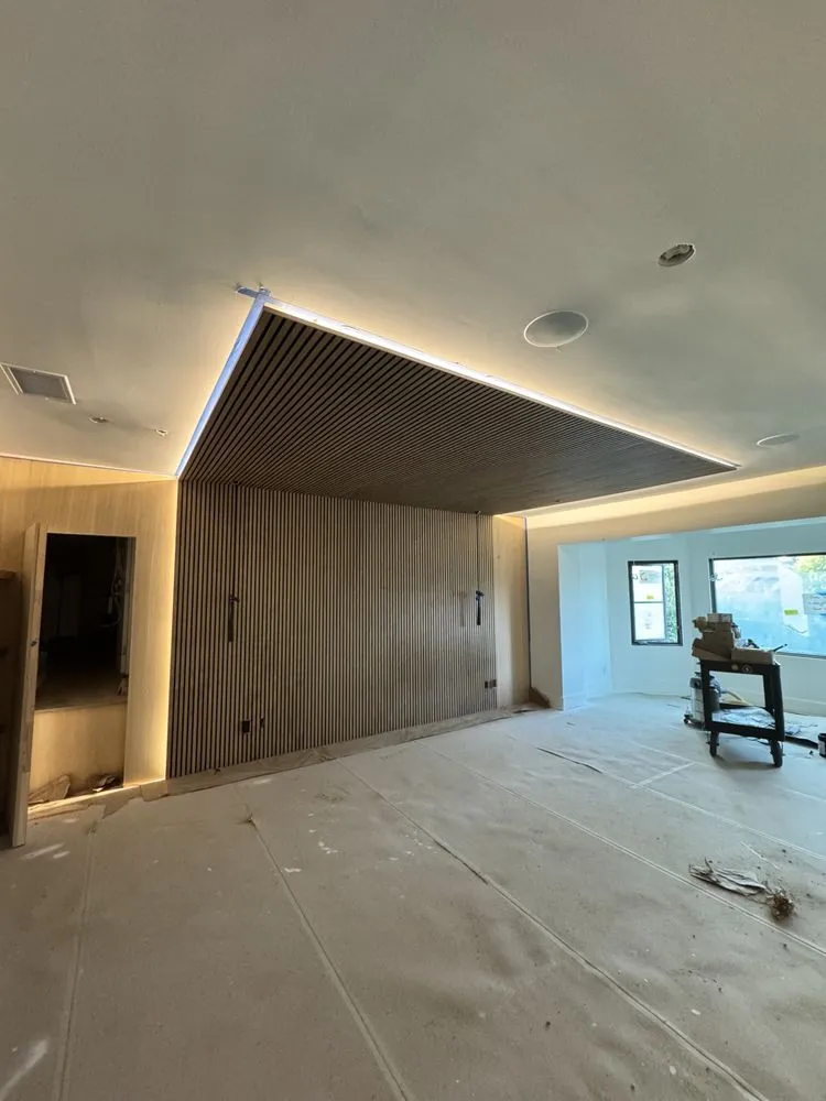 Licensed electrician providing circuit breaker repair in , 