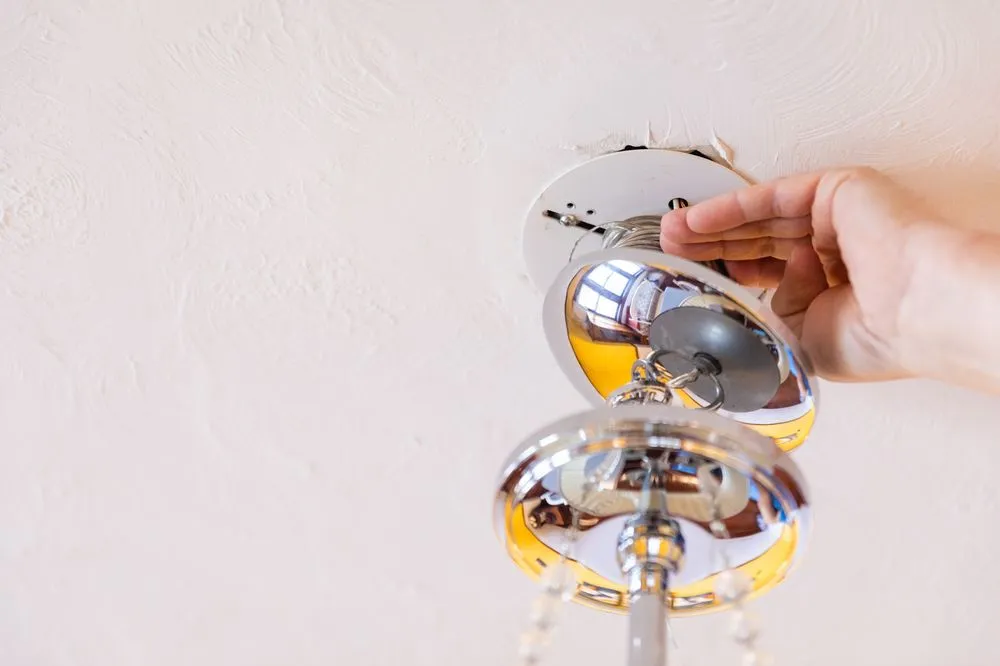 Licensed electrician providing circuit breaker repair in , 