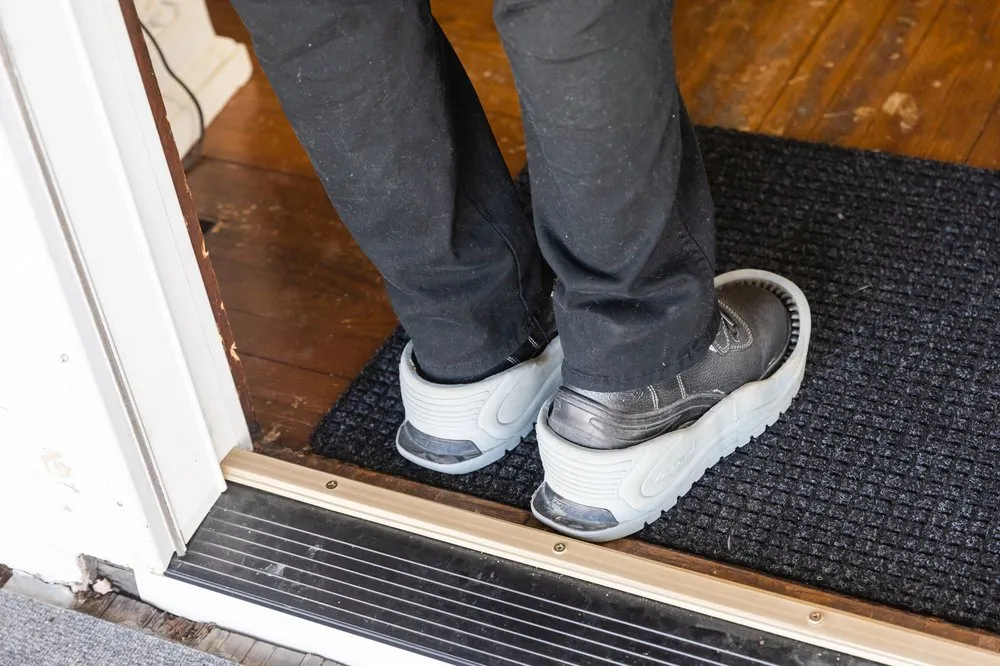 Emergency electrician providing circuit breaker repair in , 