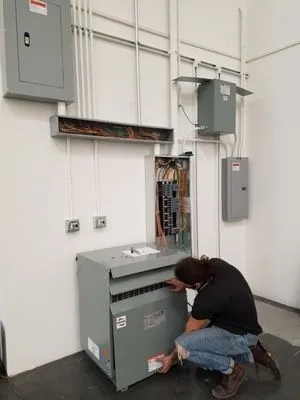 Hot Connection Electric Logo