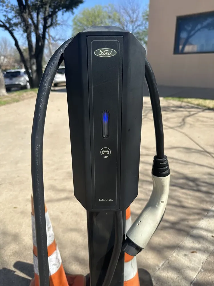 Certified electrician providing lighting installation in , 