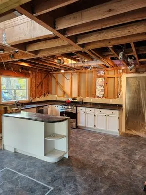 Hot Wires Electric Logo