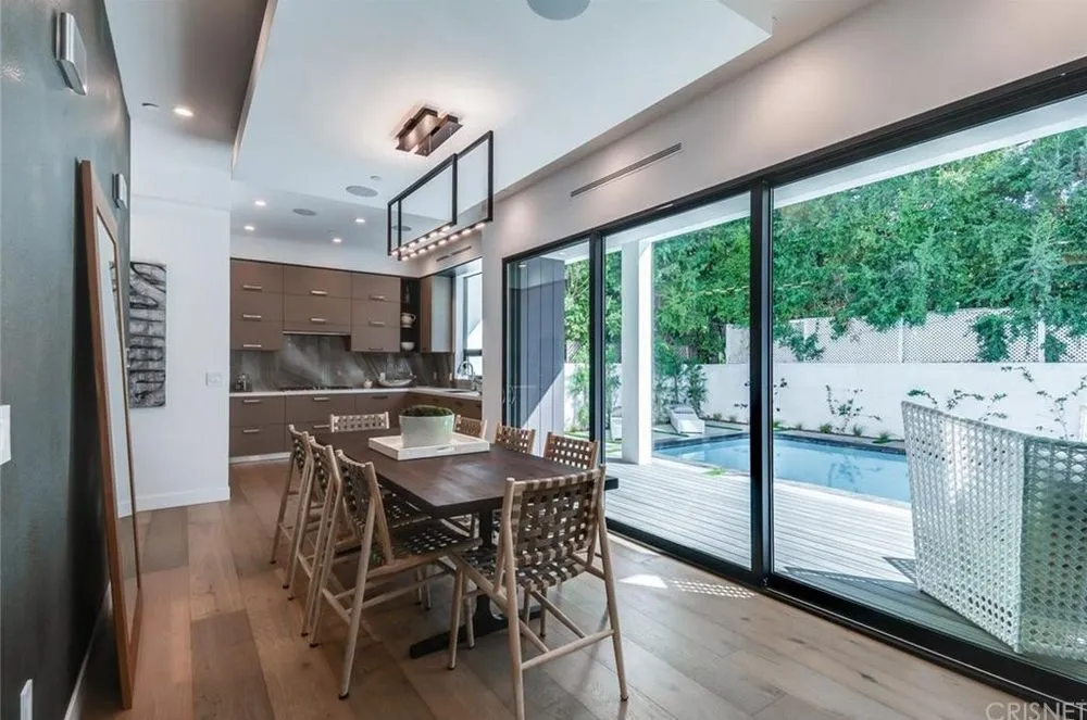 Expert electrician providing electrical repair in ,