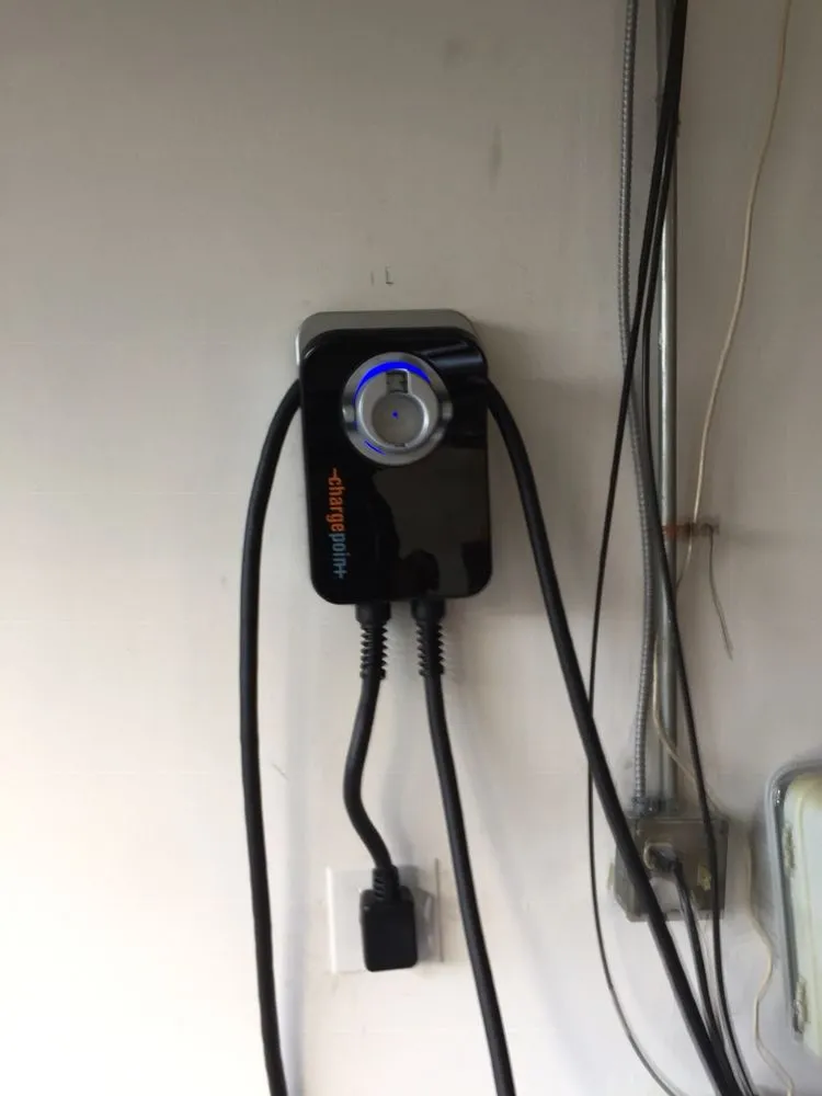 Certified electrician providing circuit breaker repair in , 