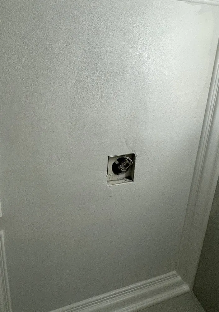 Emergency circuit breaker repair experts serving Pacoima, CA - Hugo Handyman