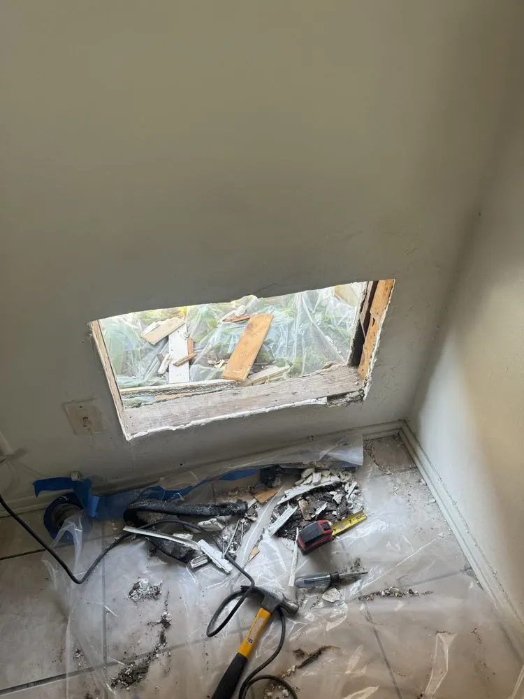 Licensed electrician providing electrical repair in Pacoima, CA - Hugo Handyman