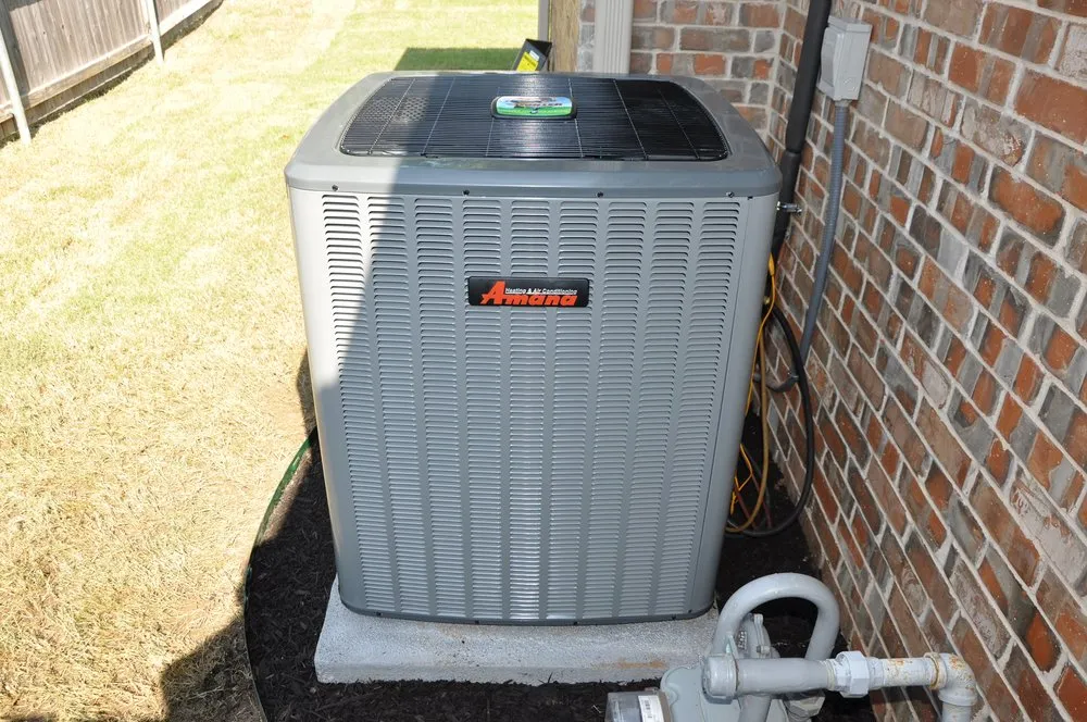 Licensed electrician providing electrical repair in , 