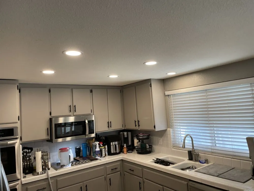 Trusted electrician providing emergency electrical service in , 