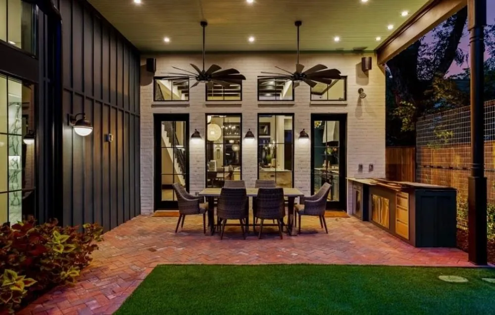 Slide of Huracan Restoration LLC