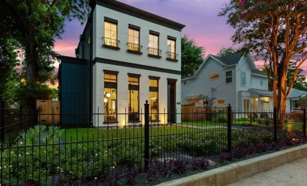 Slide of Huracan Restoration LLC