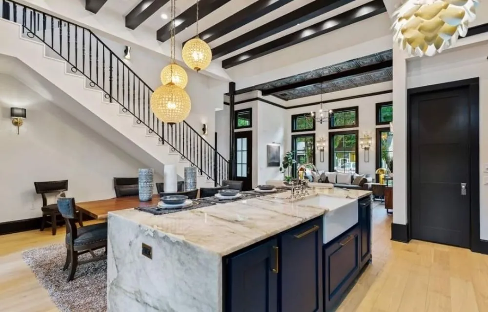 Slide of Huracan Restoration LLC