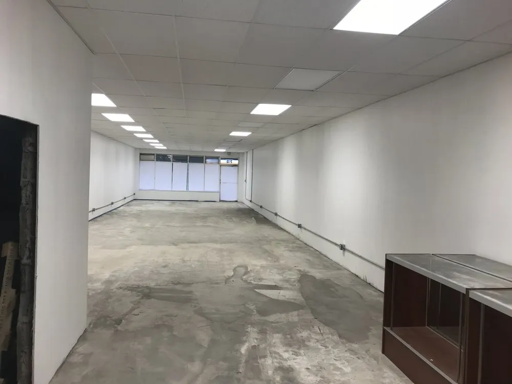 Professional electrician providing circuit breaker repair in , 