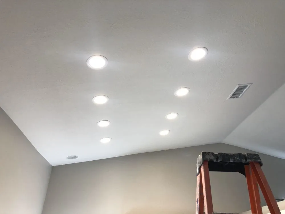 Licensed electrician providing emergency electrical service in , 