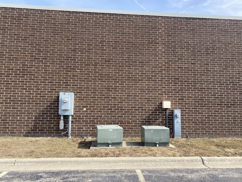 Emergency electrician providing circuit breaker repair in ,