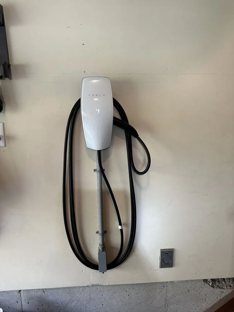 Reliable electrician providing outlet and switch repair in , 