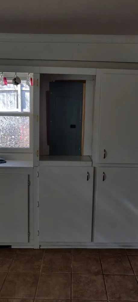 Expert electrician providing emergency electrical service in , 