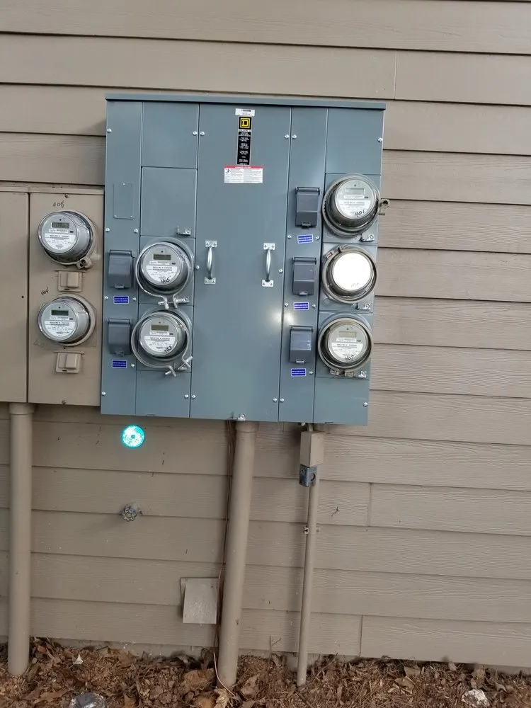 Emergency electrician providing outlet and switch repair in , 