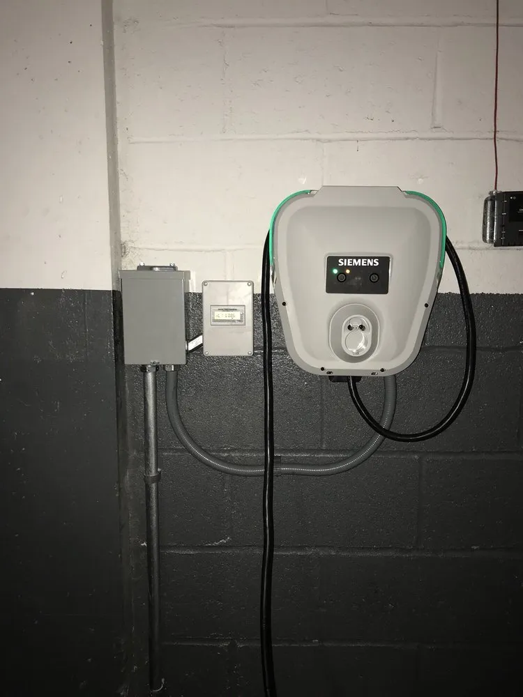 Trusted electrician providing emergency electrical service in , 