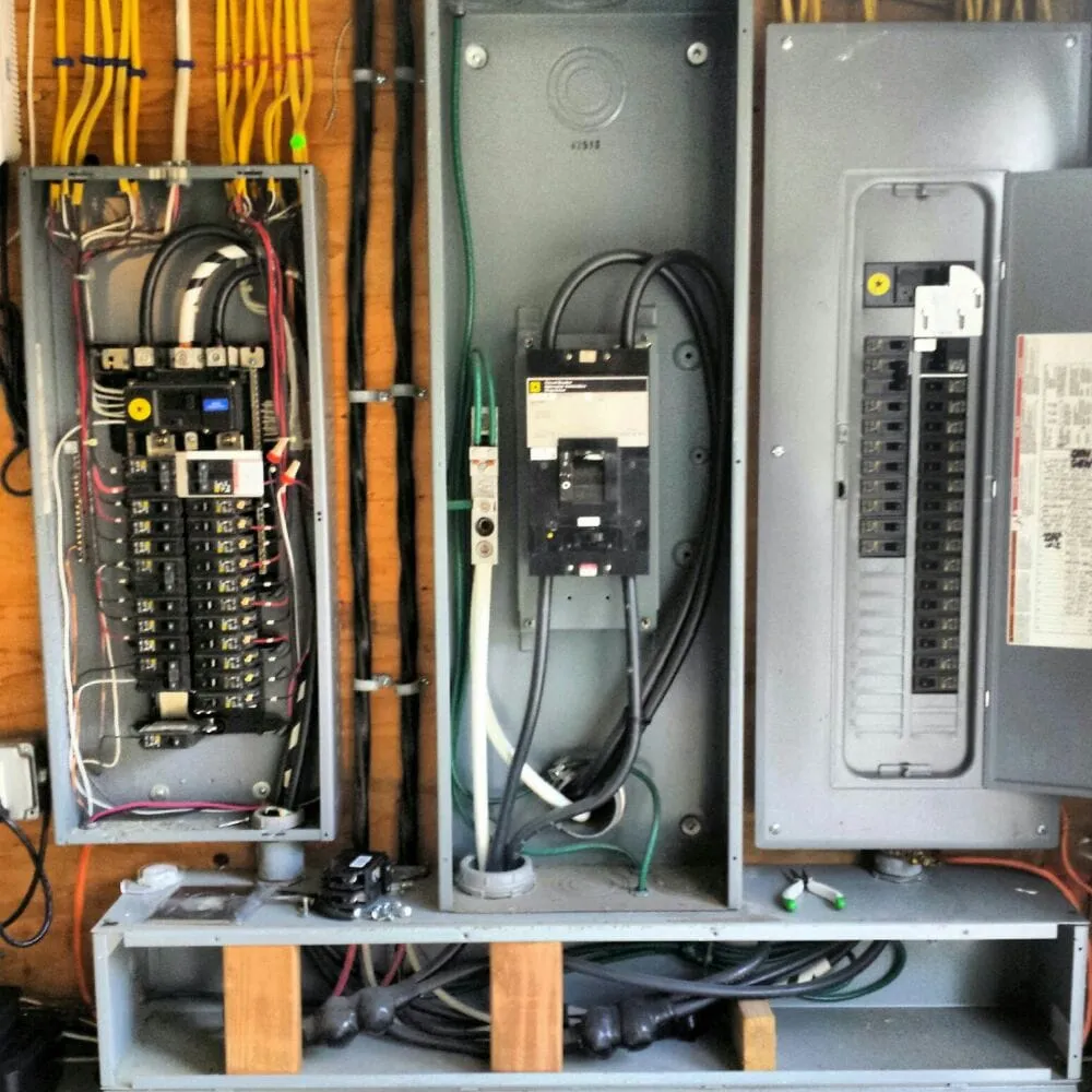 Emergency electrician providing outlet and switch repair in , 