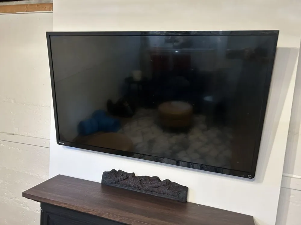 Licensed electrician providing circuit breaker repair in , 