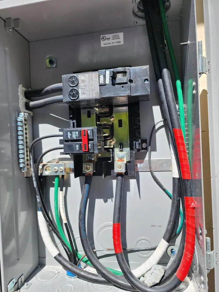 Licensed electrician providing circuit breaker repair in Opa-locka, FL - Infinity at your service