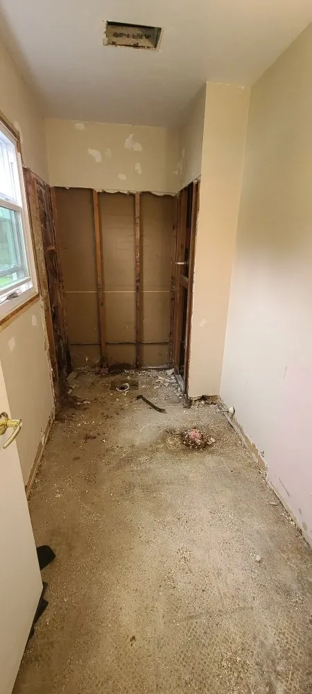 Certified electrician providing electrical repair in , 