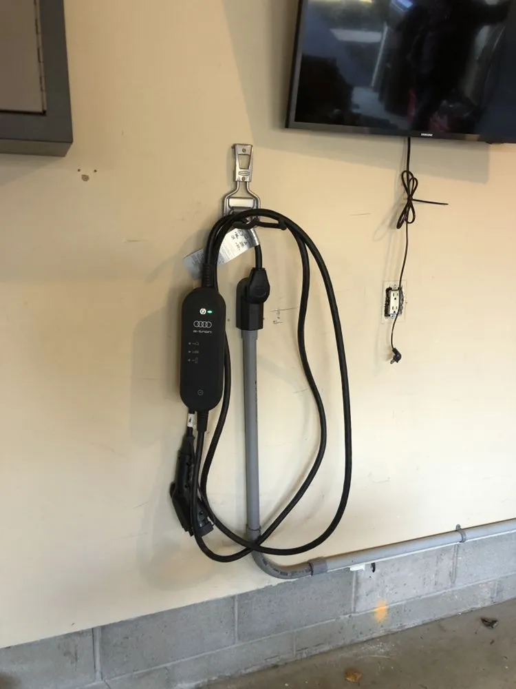 Emergency electrical service for homes in circuit breaker repair,  by 