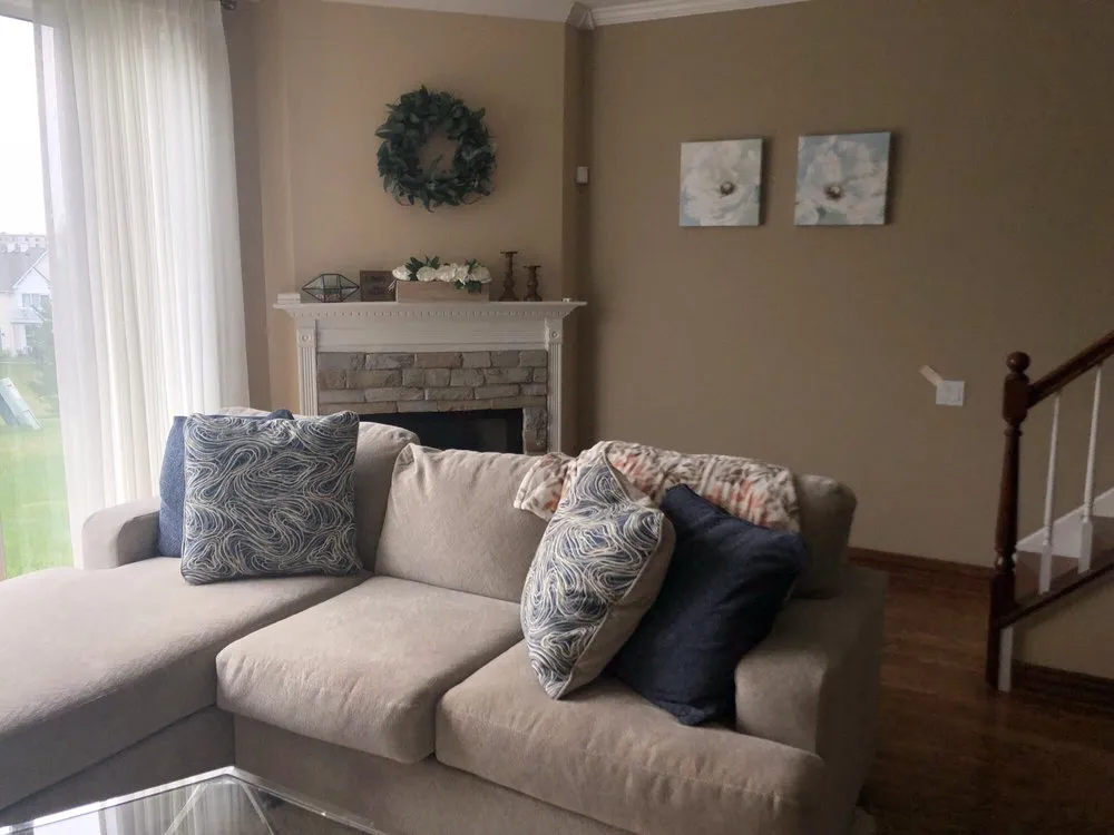 Emergency electrician providing circuit breaker repair in , 