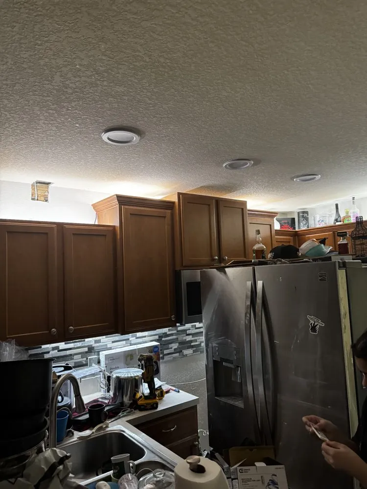 Emergency electrician providing emergency electrical service in , 