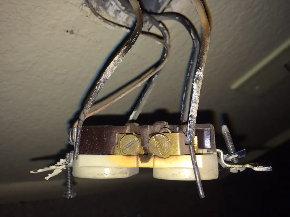 Licensed electrician providing circuit breaker repair in , 