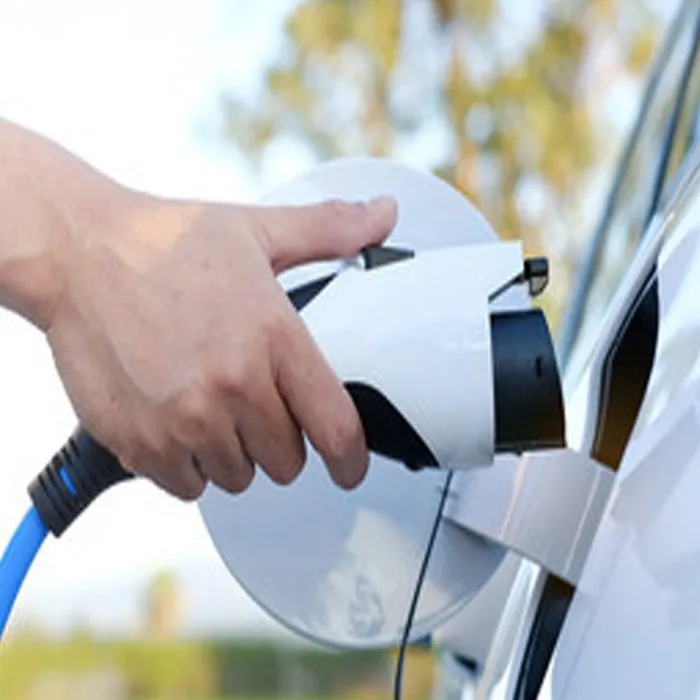 Licensed electrician providing emergency electrical service in , 