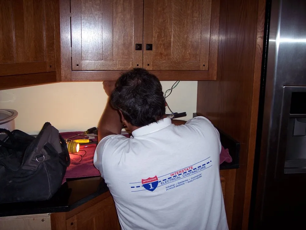 Expert electrician providing emergency electrical service in , 