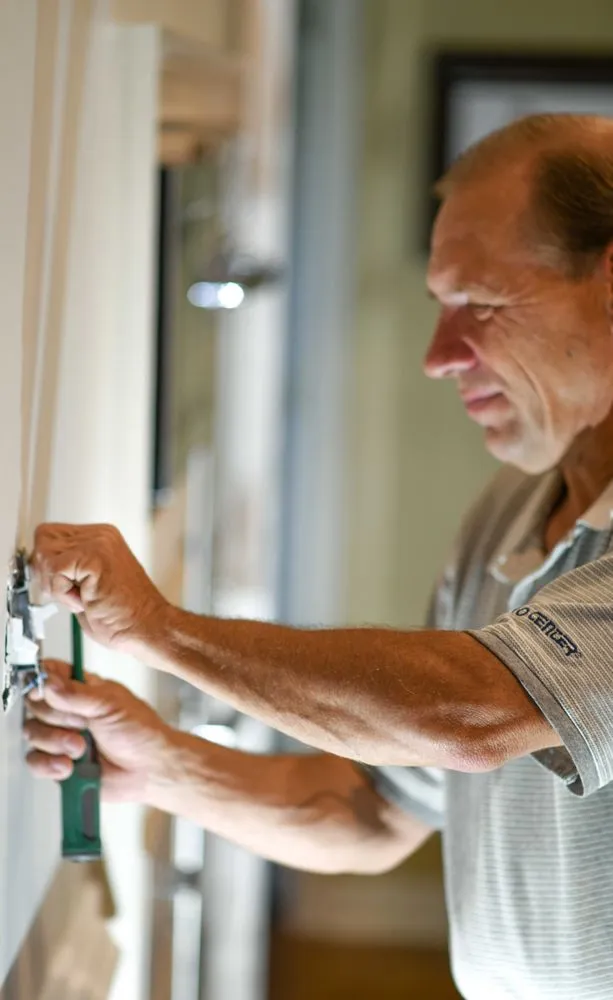 Affordable electrician providing circuit breaker repair in , 