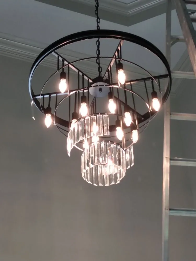 Emergency electrician providing electrical repair in , 