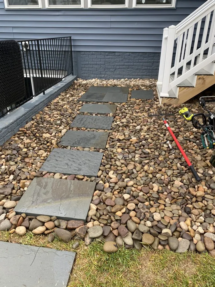 Licensed electrician providing circuit breaker repair in , 